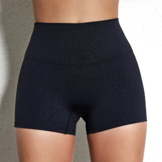 Short de compression pour femme doux et confortable ici porté par une femme sur un fond blanc.