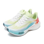 Baskets orthopédiques femme pour la course à pied ici sur un fond blanc.