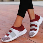 Baskets orthopédiques femme décontractées et compensées ici portées en extérieur.