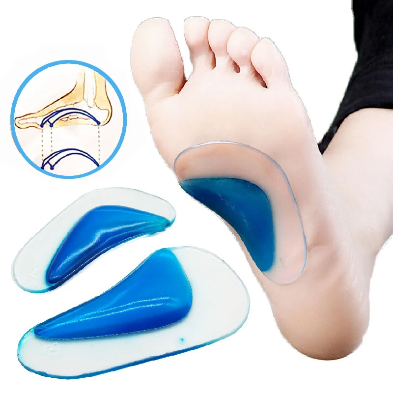 Semelle anti douleur orthopédique confortable en silicone mis sur un pied et sur fond blanc