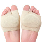 Semelle anti douleur pratique et confortable gris sur des pieds et sur fond blanc