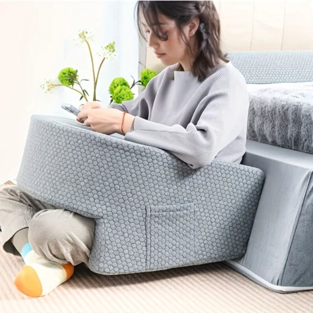 Coussin orthopédique et ergonomique pour ordinateur avec une femme assise
