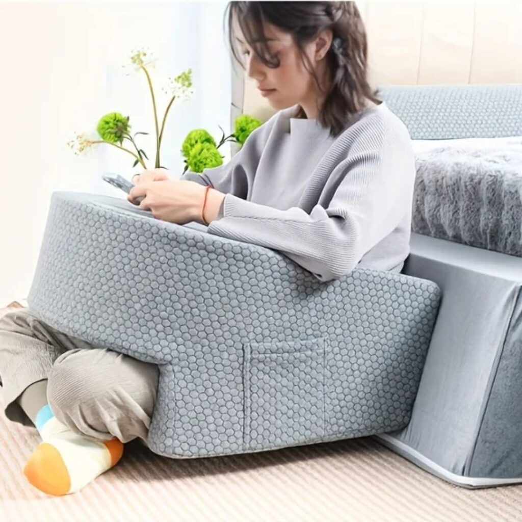 Coussin orthopédique et ergonomique pour ordinateur avec une femme assise