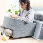Coussin orthopédique et ergonomique pour ordinateur avec une femme assise