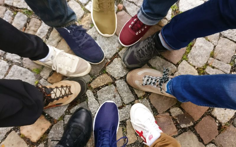 10 pieds chacun une chaussures différentes, positionnés en rond et vu d'en haut.