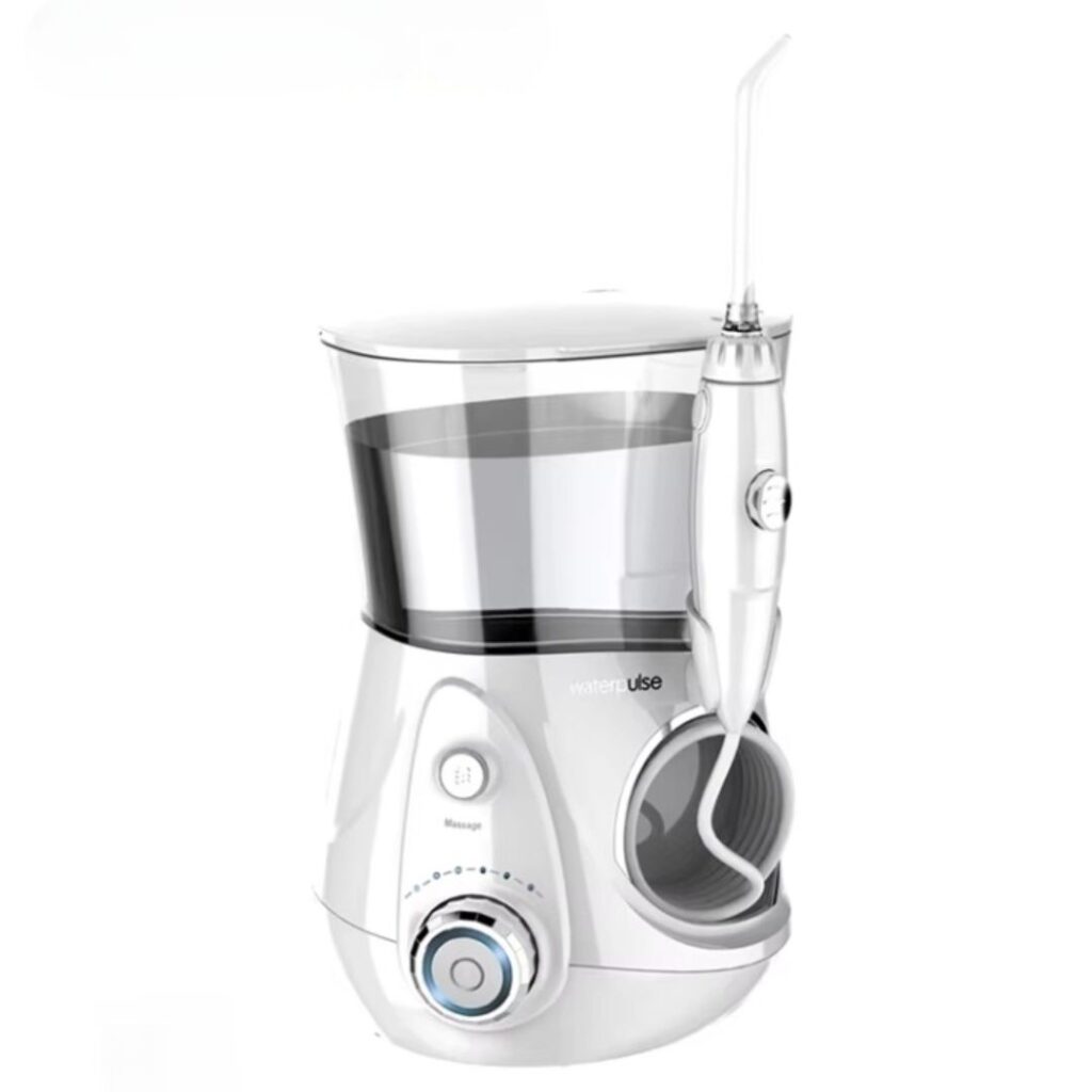 Hydrojet intelligent avec grand réservoir sur fond blanc