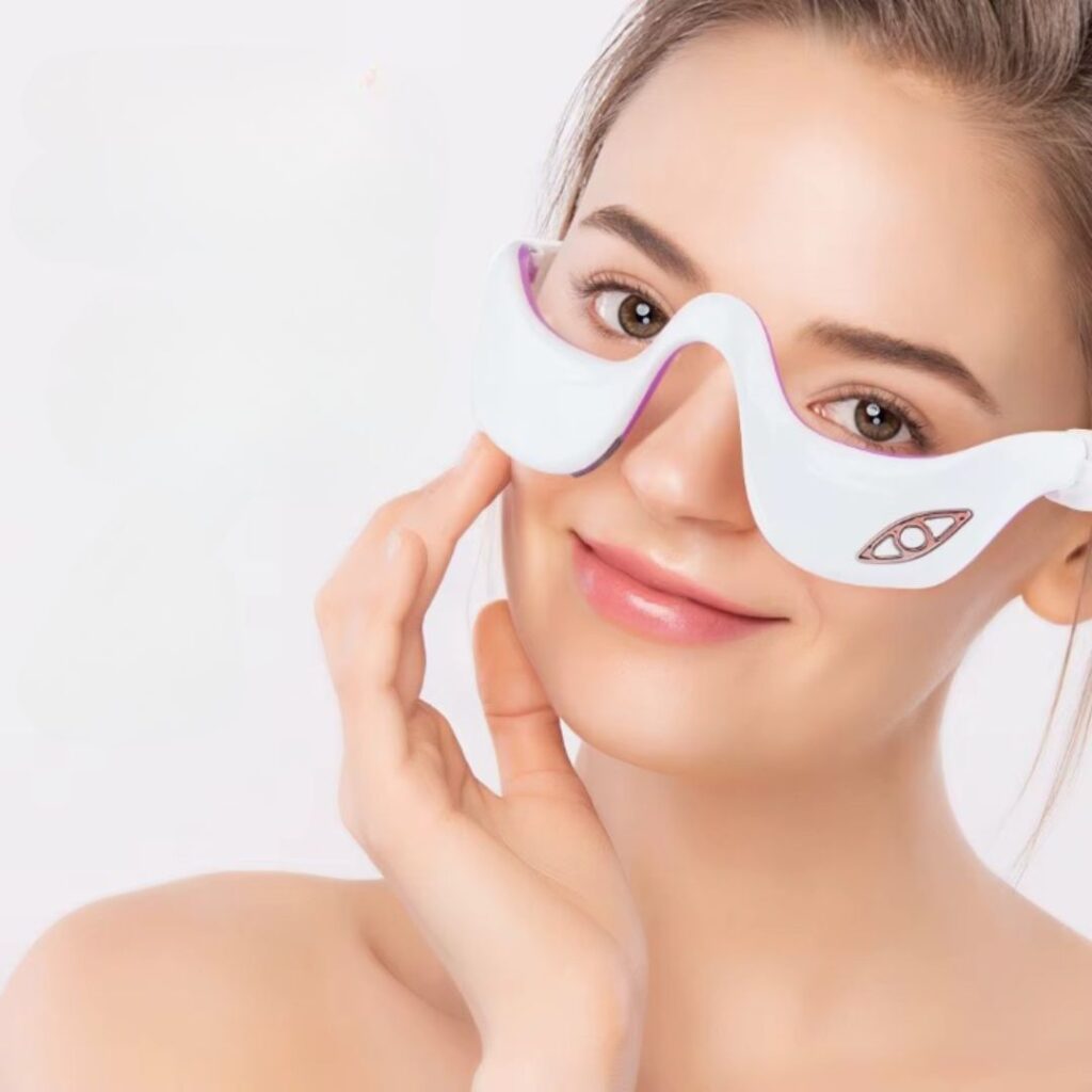 Masque oculaire massant et moderne sur le visage d'une femme