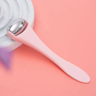 Rouleau de cryothérapie rose et moderne sur fond rose