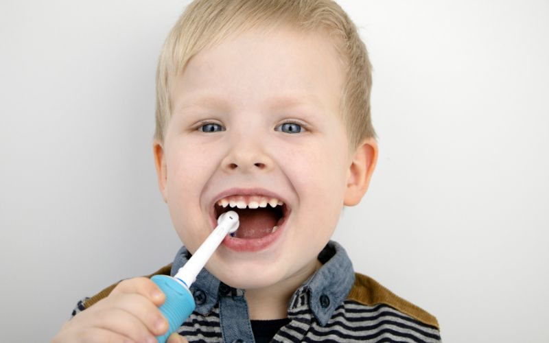 Comment bien utiliser sa brosse à dent électrique pour un brossage efficace ? Comment bien utiliser sa brosse à dent électrique pour un brossage efficace ? Conseils comment utiliser brosse dent electrique brossage efficace 1