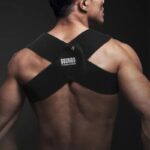 correcteur de posture réglable pour le dos sur un homme torse nu de dos