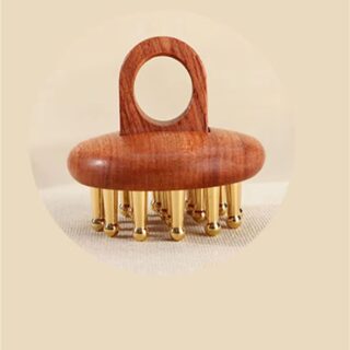 Peigne de massage gua sha en bois sur fond beige