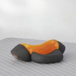 Oreiller de massage électrique pour cervicales sur fond gris