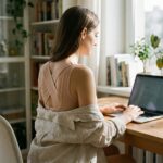 Joli soutien-gorge correcteur de posture noir ou beige lifestyle
