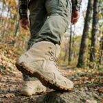 Paire de chaussures orthopédiques homme beiges et montantes de style militaire 2