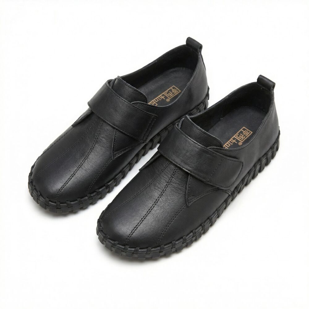 Paire de chaussures orthopédiques femme à scratch de style mocassin 1